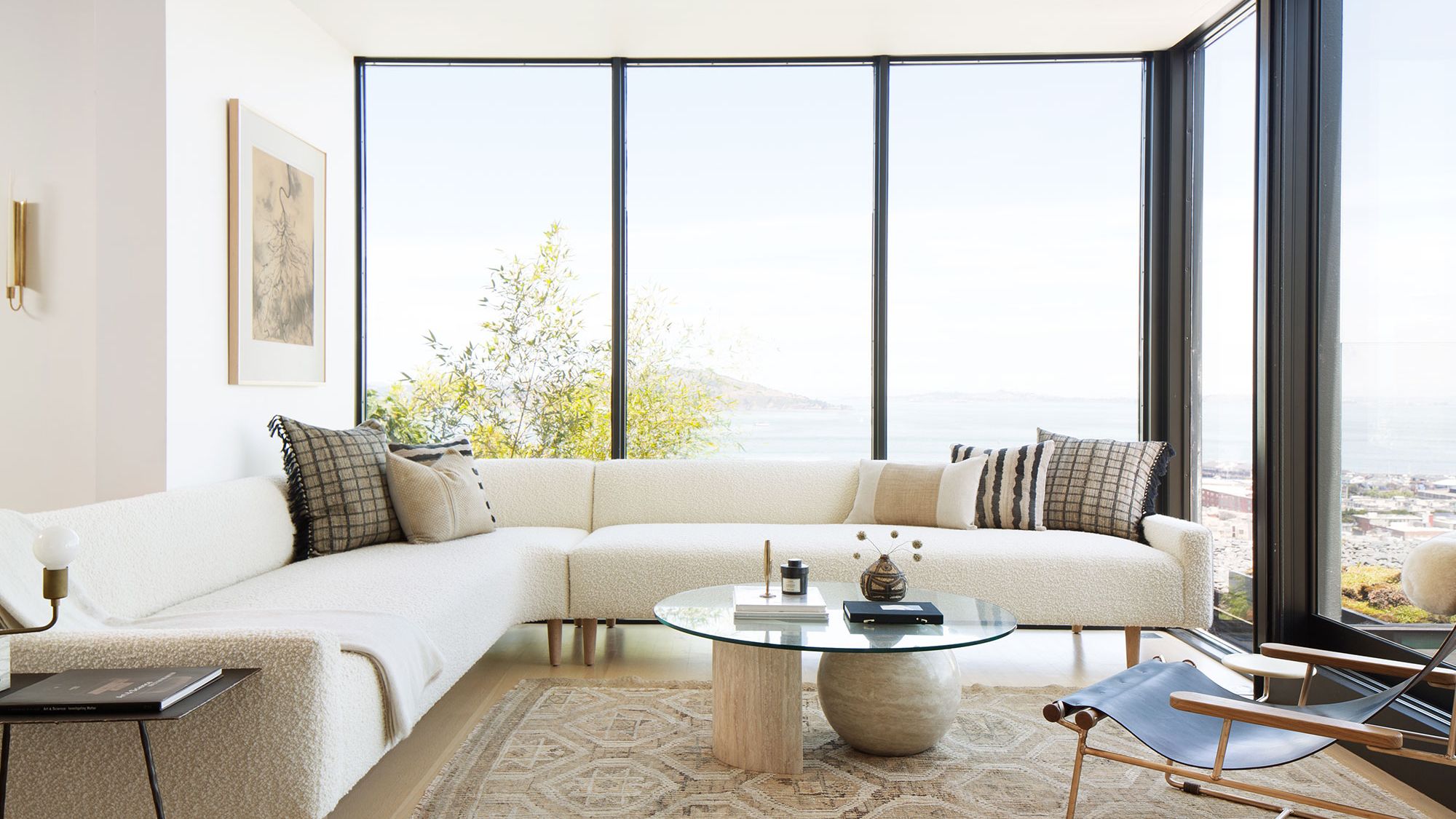 Ruang yang Lapang dan Tenang dengan Minim Barang